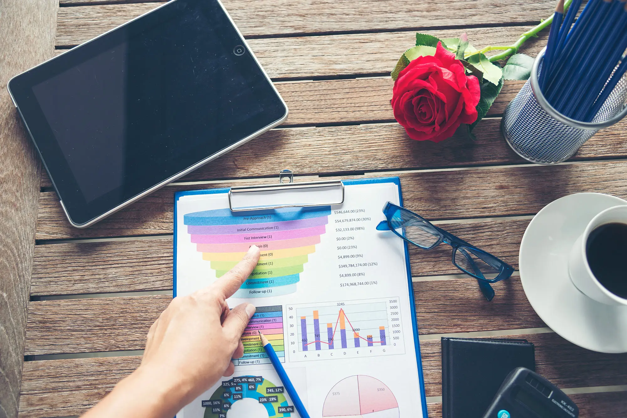 Imagen conceptual de SEO y diseño web con símbolos de análisis y optimización