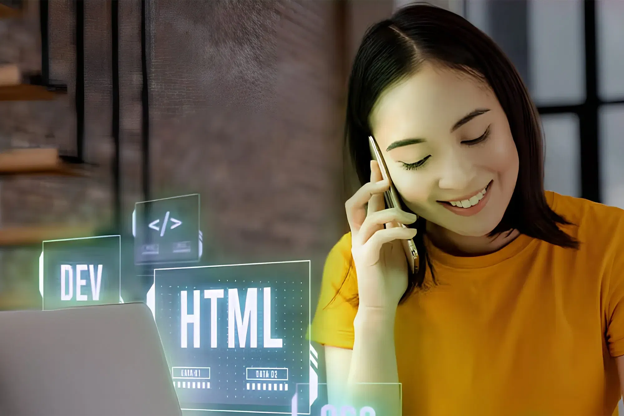 Diseñadora web en Valencia trabajando y hablando por teléfono, con visuales de “HTML” y “DEV”
