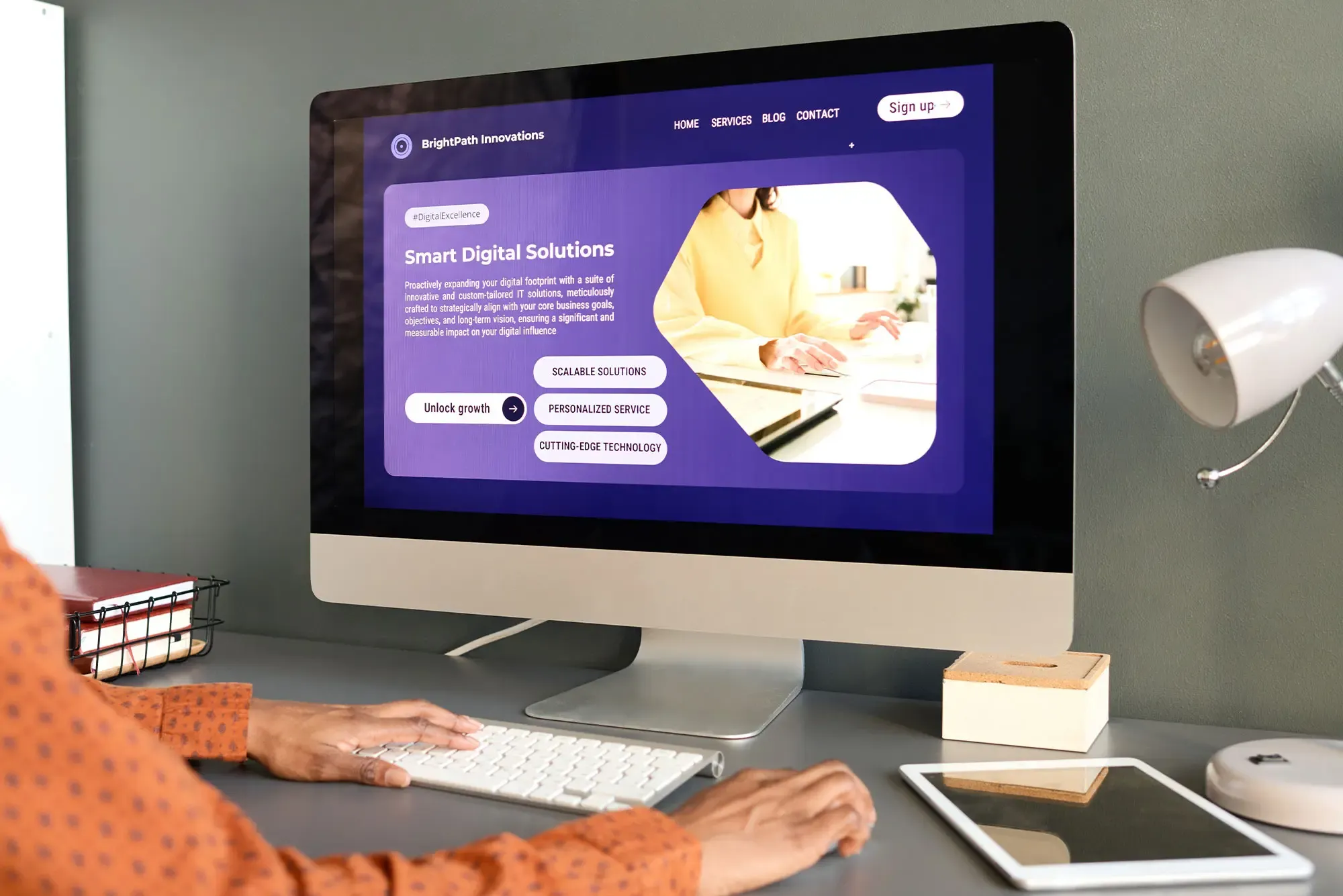 Imagen conceptual de SEO y diseño web con símbolos de análisis y optimización