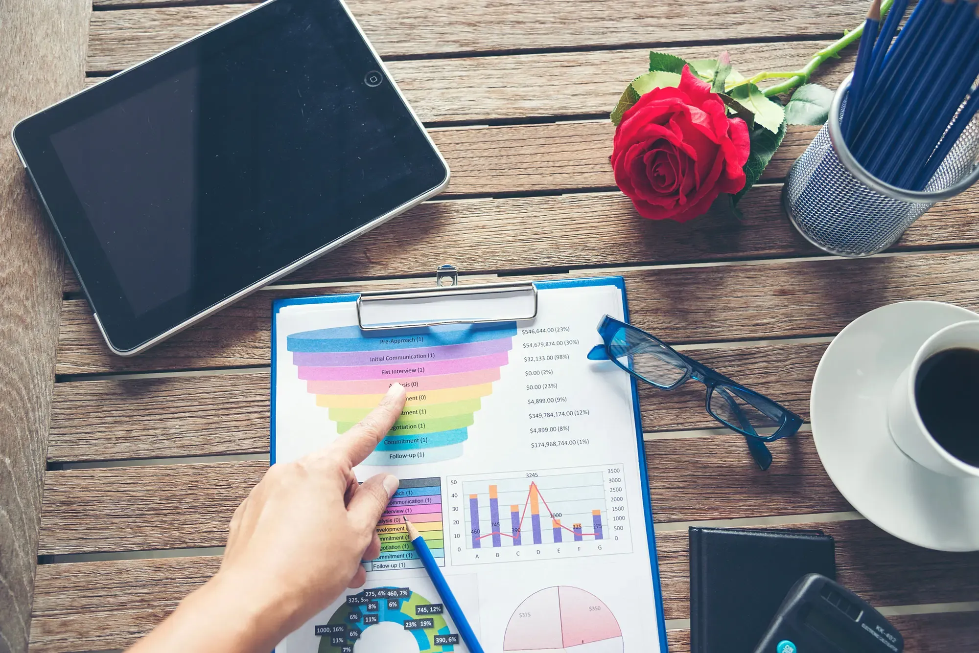 Imagen conceptual de SEO y diseño web con símbolos de análisis y optimización