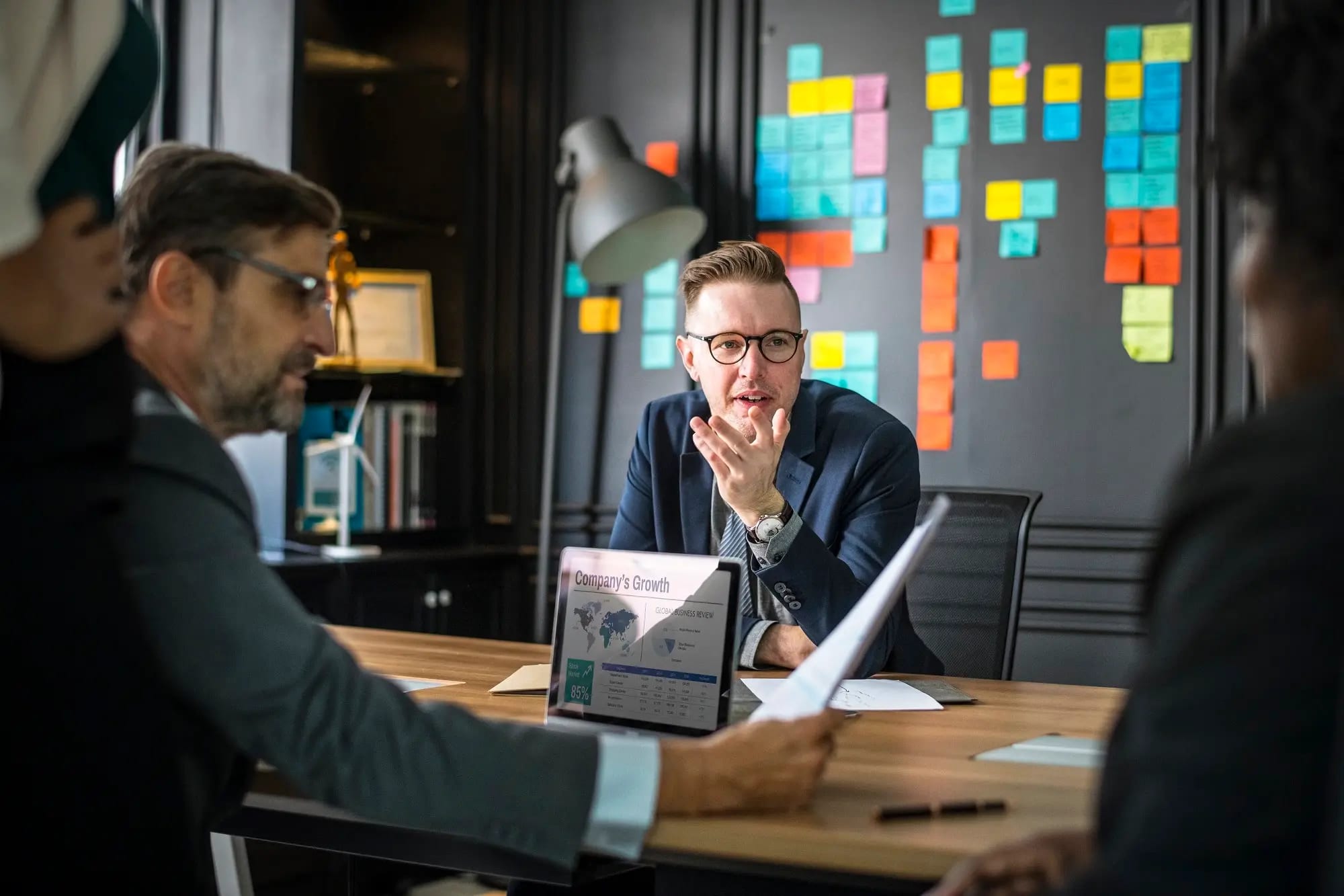 Consultor SEO en Mairena y Sevilla revisando datos de posicionamiento web