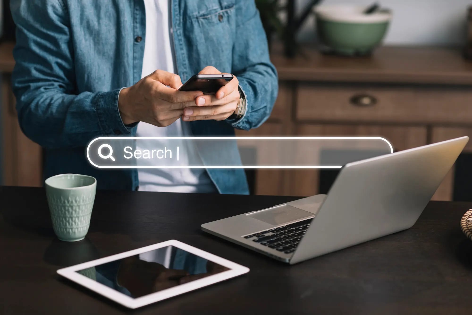 Imagen conceptual de SEO y diseño web con símbolos de análisis y optimización